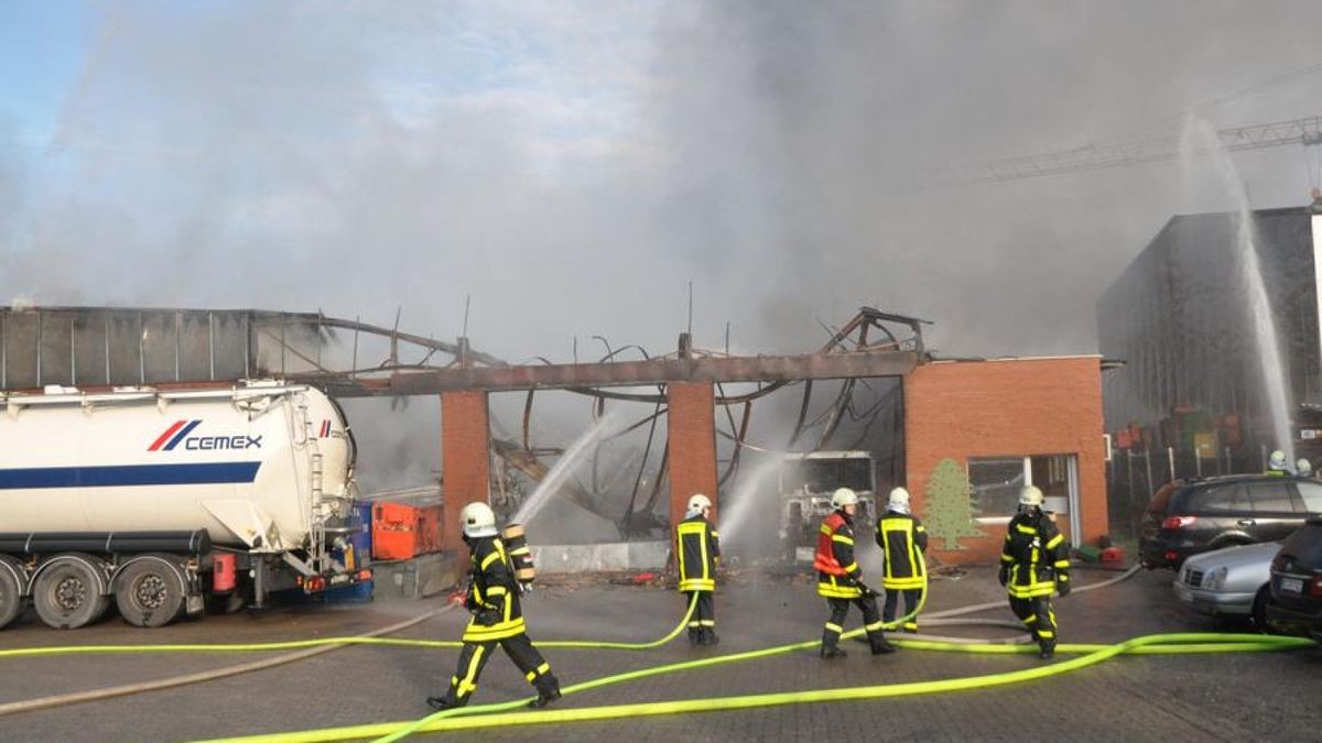 Im Gewerbegebiet Habinghorst hat es einen Großeinsatz der Feuerwehr gegeben: Die Halle eines Betriebs für Tankanlagen stand in Flammen.