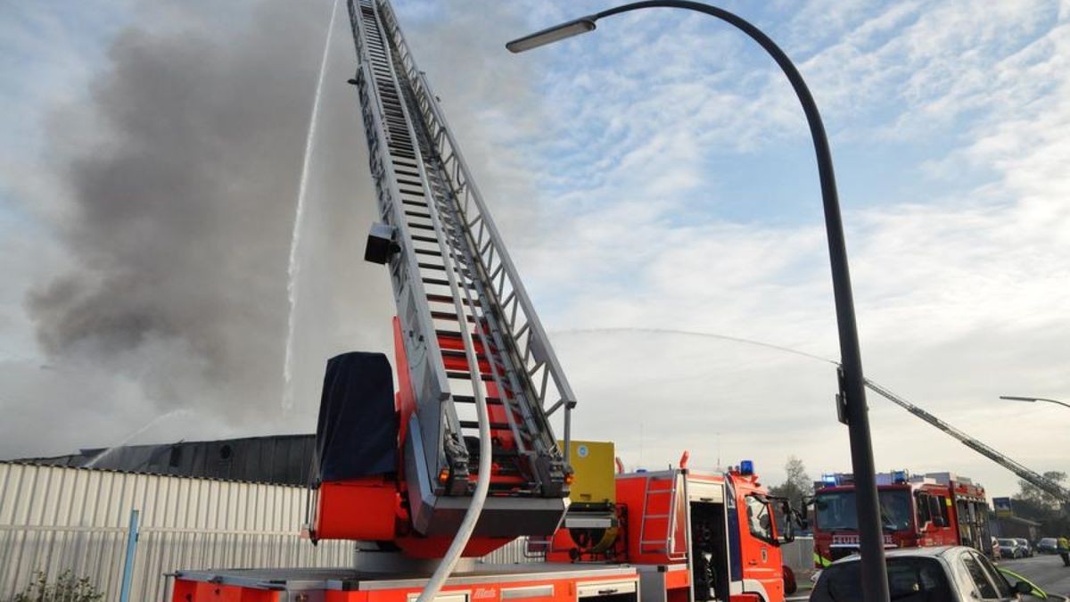 Im Gewerbegebiet Habinghorst hat es einen Großeinsatz der Feuerwehr gegeben: Die Halle eines Betriebs für Tankanlagen stand in Flammen.
