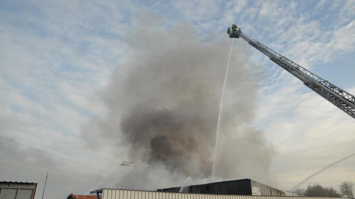 Im Gewerbegebiet Habinghorst hat es einen Großeinsatz der Feuerwehr gegeben: Die Halle eines Betriebs für Tankanlagen stand in Flammen.