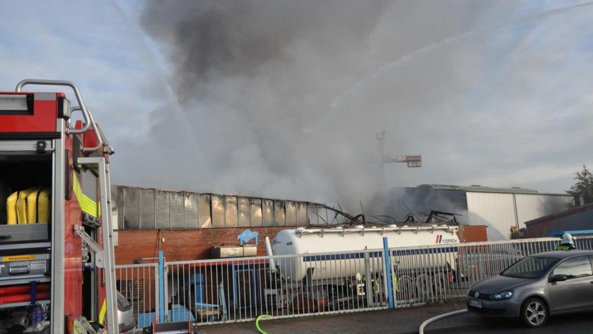 Im Gewerbegebiet Habinghorst hat es einen Großeinsatz der Feuerwehr gegeben: Die Halle eines Betriebs für Tankanlagen stand in Flammen.