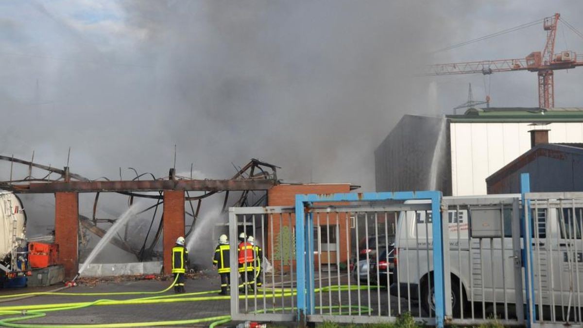 Im Gewerbegebiet Habinghorst hat es einen Großeinsatz der Feuerwehr gegeben: Die Halle eines Betriebs für Tankanlagen stand in Flammen.