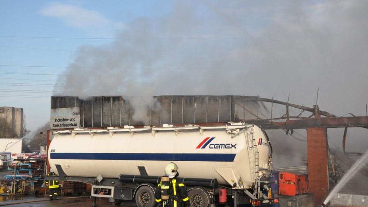 Im Gewerbegebiet Habinghorst hat es einen Großeinsatz der Feuerwehr gegeben: Die Halle eines Betriebs für Tankanlagen stand in Flammen.