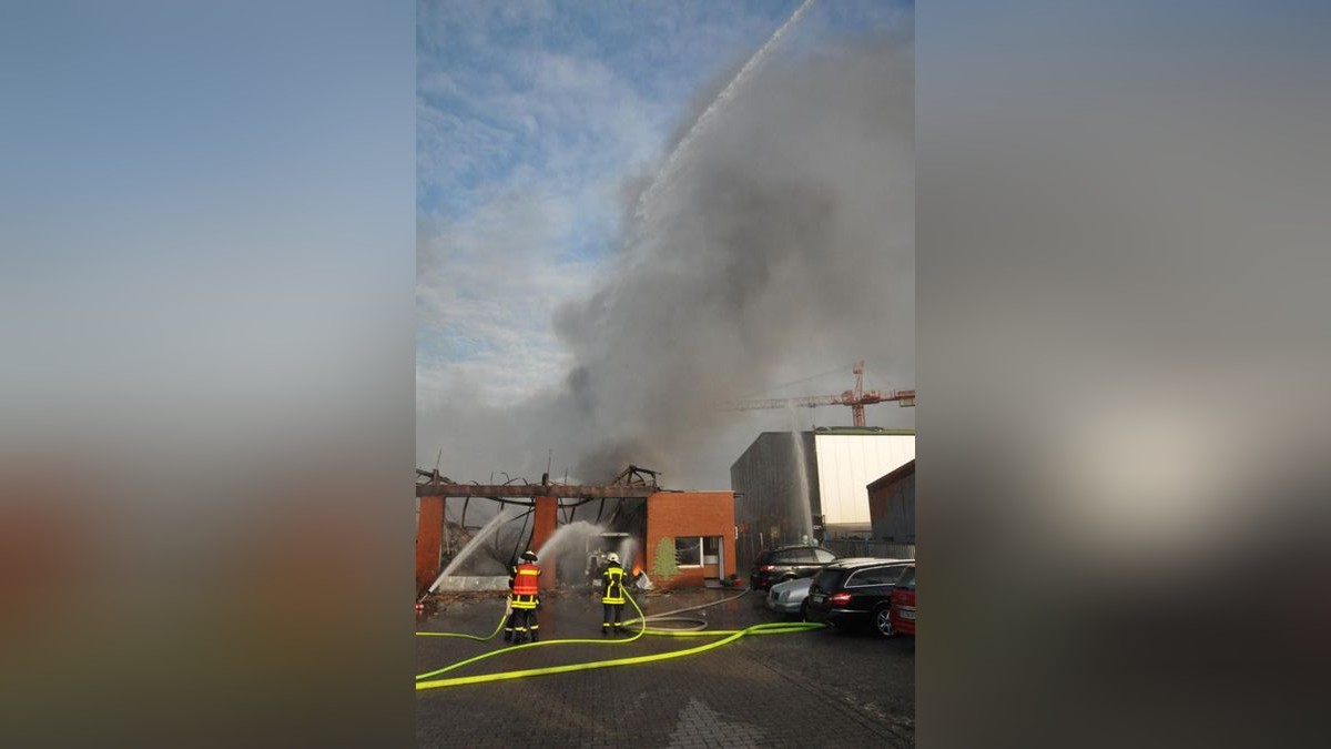 Im Gewerbegebiet Habinghorst hat es einen Großeinsatz der Feuerwehr gegeben: Die Halle eines Betriebs für Tankanlagen stand in Flammen.