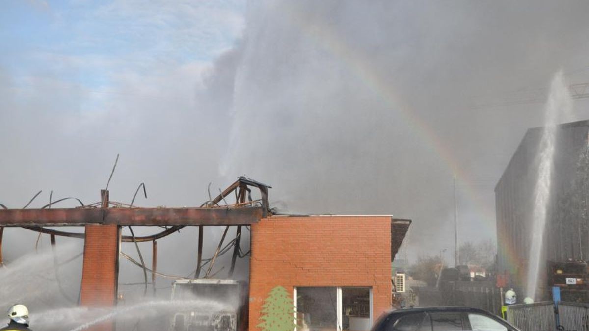 Im Gewerbegebiet Habinghorst hat es einen Großeinsatz der Feuerwehr gegeben: Die Halle eines Betriebs für Tankanlagen stand in Flammen.