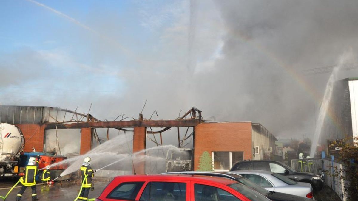 Im Gewerbegebiet Habinghorst hat es einen Großeinsatz der Feuerwehr gegeben: Die Halle eines Betriebs für Tankanlagen stand in Flammen.