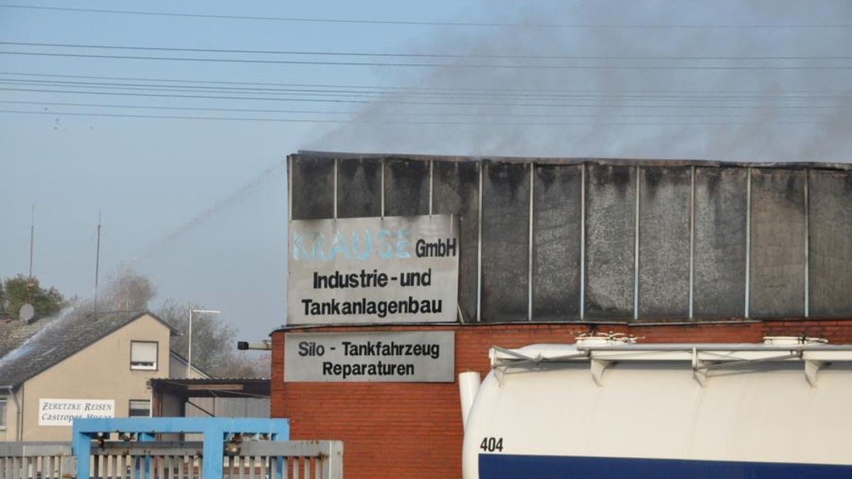 Im Gewerbegebiet Habinghorst hat es einen Großeinsatz der Feuerwehr gegeben: Die Halle eines Betriebs für Tankanlagen stand in Flammen.