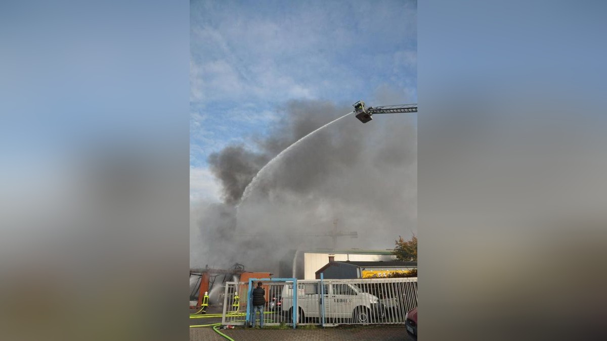 Im Gewerbegebiet Habinghorst hat es einen Großeinsatz der Feuerwehr gegeben: Die Halle eines Betriebs für Tankanlagen stand in Flammen.