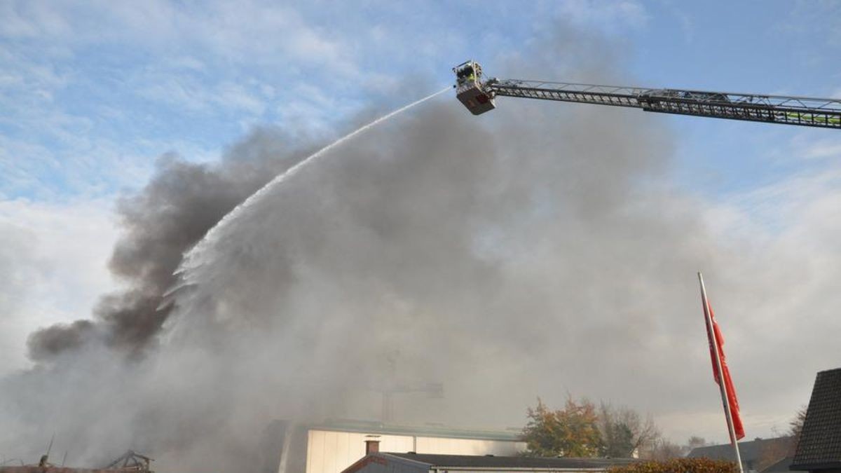 Im Gewerbegebiet Habinghorst hat es einen Großeinsatz der Feuerwehr gegeben: Die Halle eines Betriebs für Tankanlagen stand in Flammen.