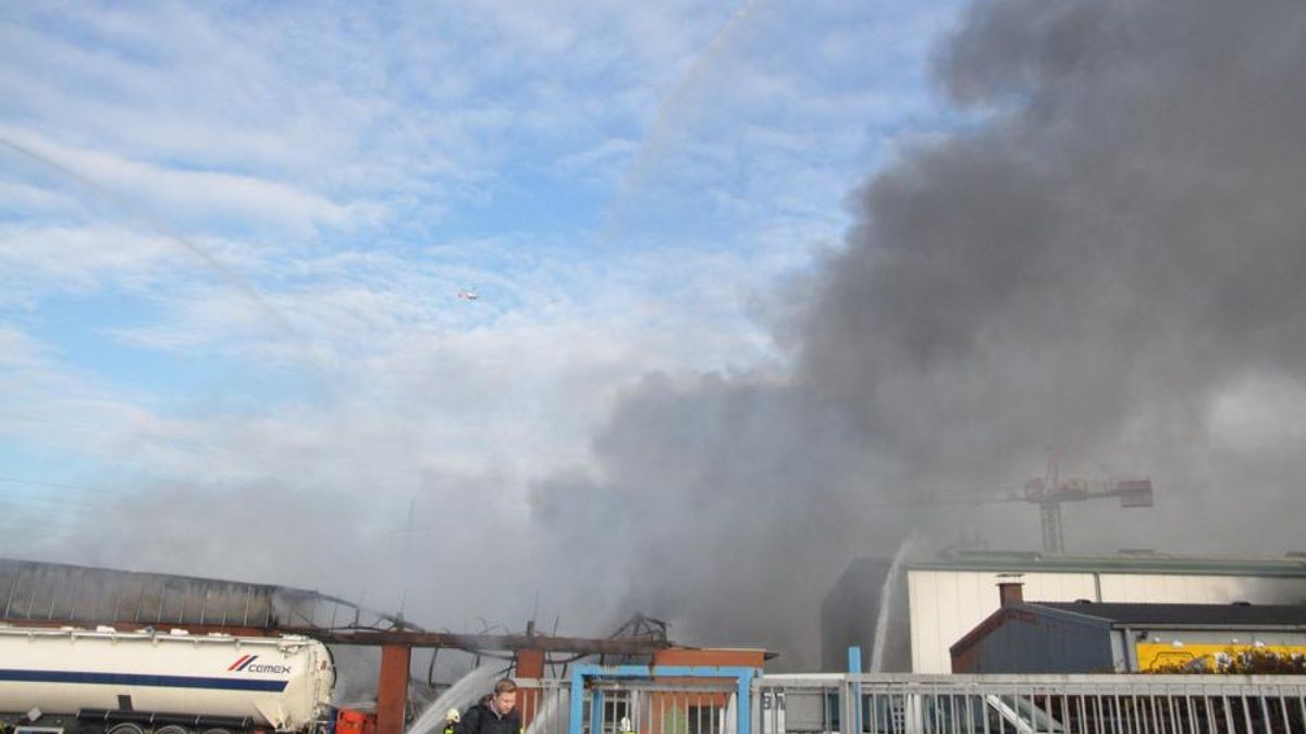 Im Gewerbegebiet Habinghorst hat es einen Großeinsatz der Feuerwehr gegeben: Die Halle eines Betriebs für Tankanlagen stand in Flammen.