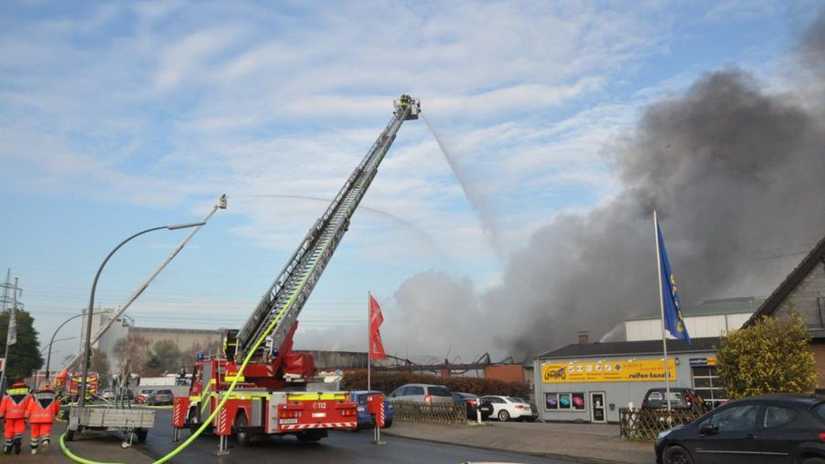 Im Gewerbegebiet Habinghorst hat es einen Großeinsatz der Feuerwehr gegeben: Die Halle eines Betriebs für Tankanlagen stand in Flammen.