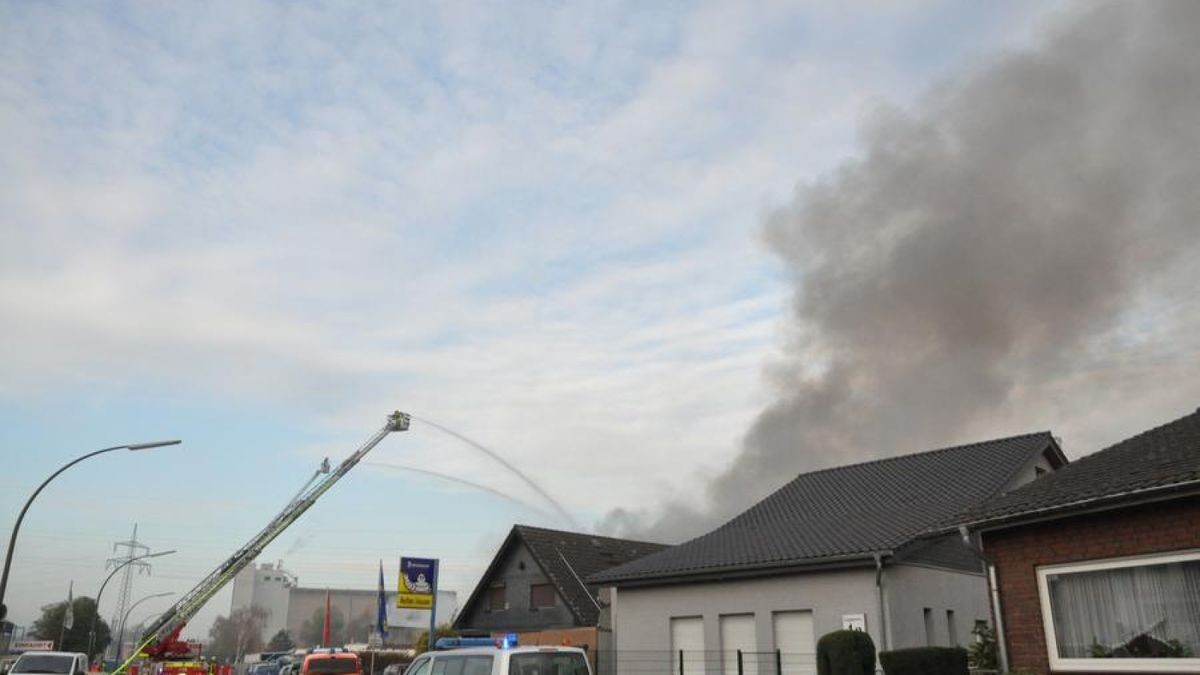 Im Gewerbegebiet Habinghorst hat es einen Großeinsatz der Feuerwehr gegeben: Die Halle eines Betriebs für Tankanlagen stand in Flammen.