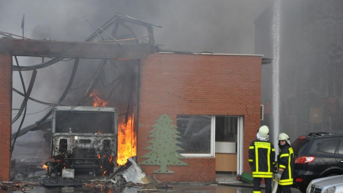 Im Gewerbegebiet Habinghorst hat es einen Großeinsatz der Feuerwehr gegeben: Die Halle eines Betriebs für Tankanlagen stand in Flammen.
