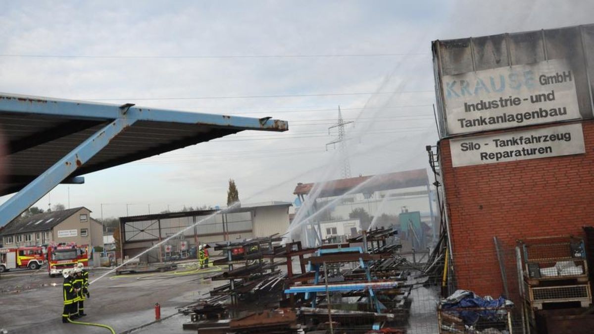 Im Gewerbegebiet Habinghorst hat es einen Großeinsatz der Feuerwehr gegeben: Die Halle eines Betriebs für Tankanlagen stand in Flammen.