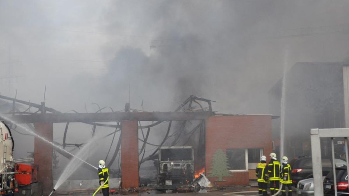 Im Gewerbegebiet Habinghorst hat es einen Großeinsatz der Feuerwehr gegeben: Die Halle eines Betriebs für Tankanlagen stand in Flammen.