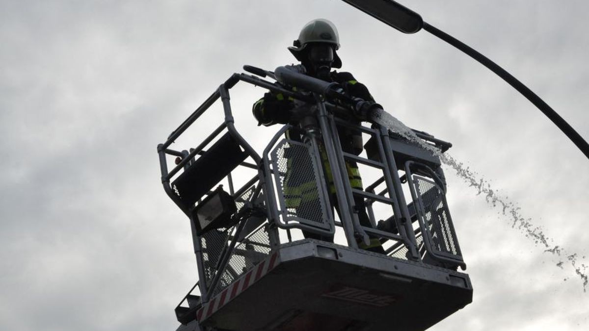 Im Gewerbegebiet Habinghorst hat es einen Großeinsatz der Feuerwehr gegeben: Die Halle eines Betriebs für Tankanlagen stand in Flammen.