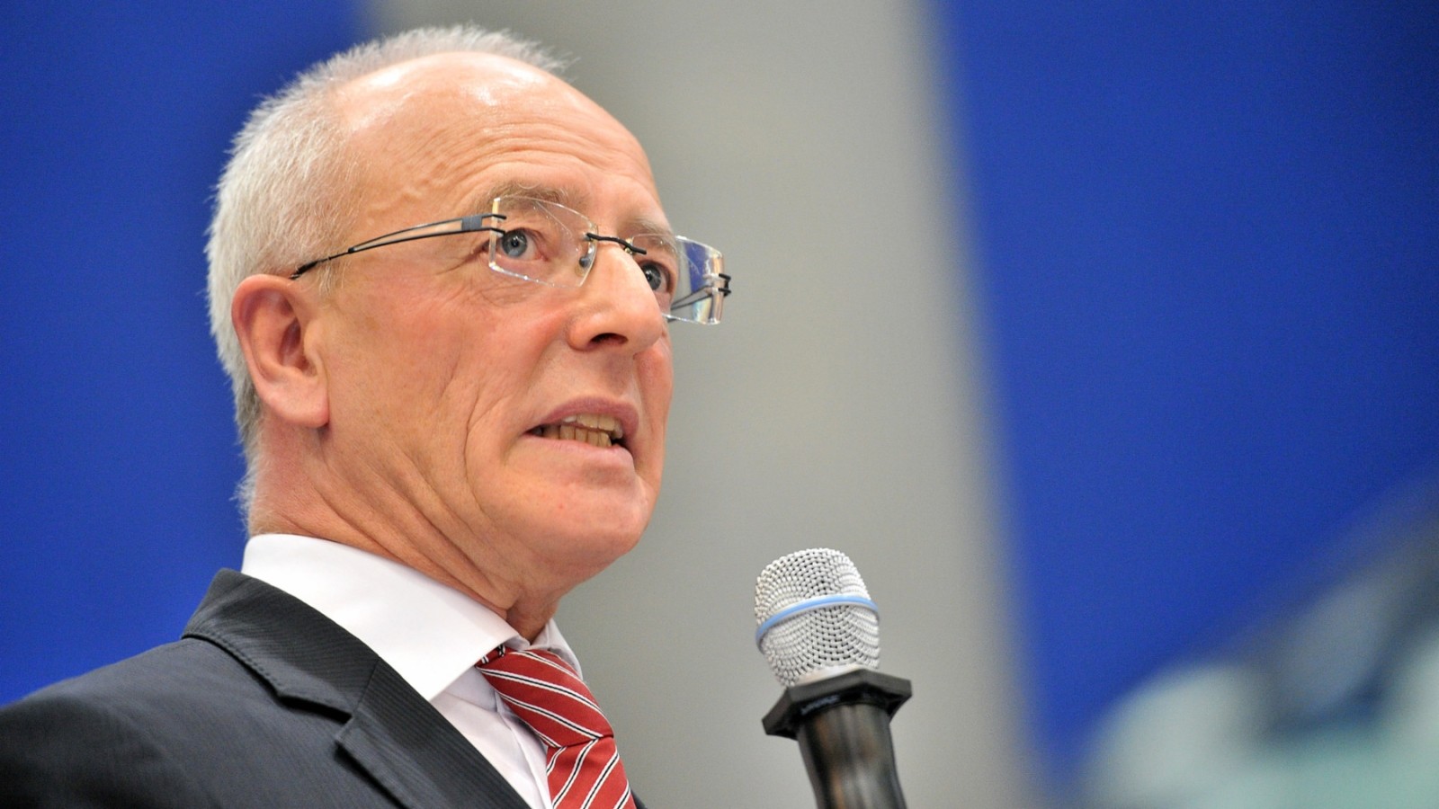 ARDJournalisten von Monitor verfolgen Essens OB Reinhard Paß