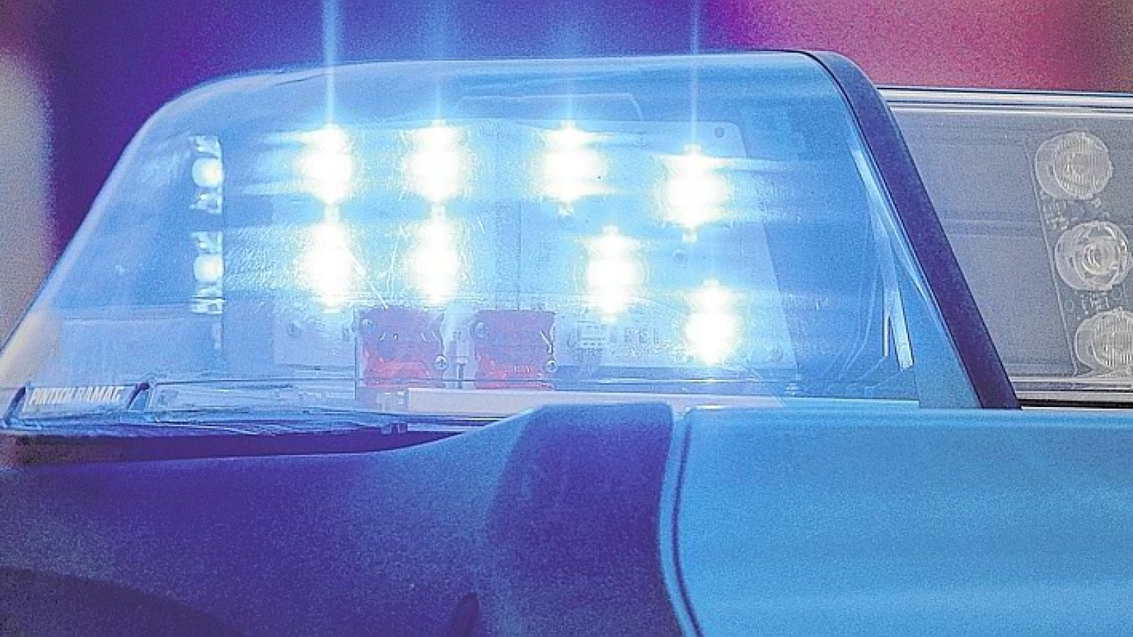 Exhibitionist zeigt sich drei Mädchen