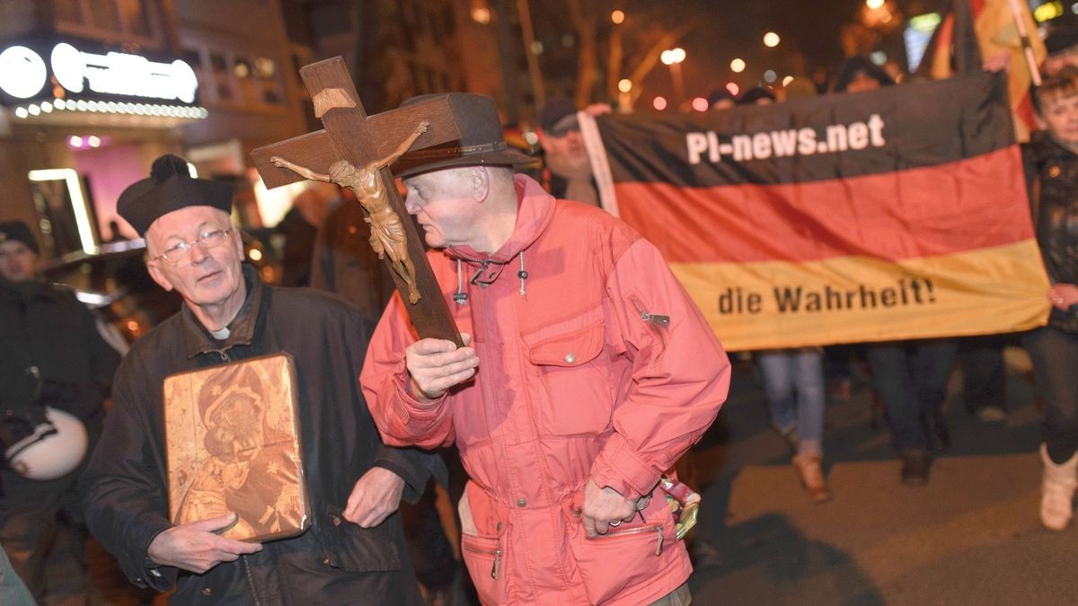 Pfarrer Paul Spätling lief bei der Pegida-Demo in Duisburg vorne weg.