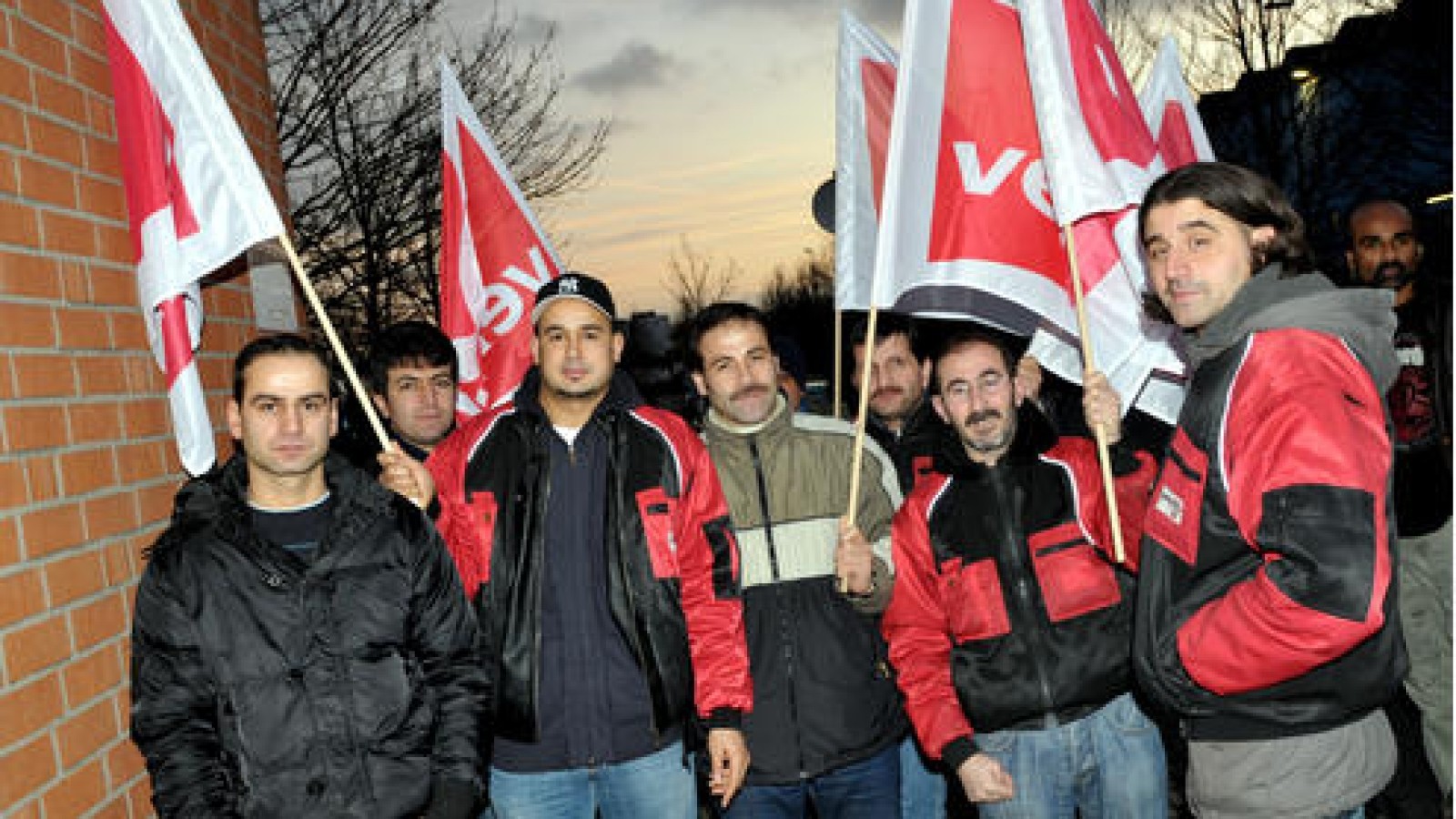 Demo mit Fackeln und Fahnen