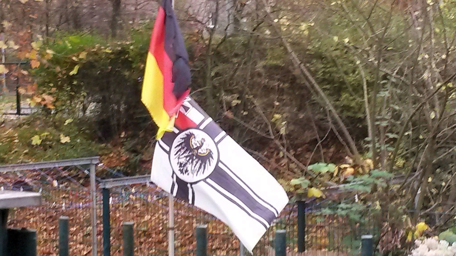 Gelsenkirchener sich wegen Reichskriegsflagge im Garten