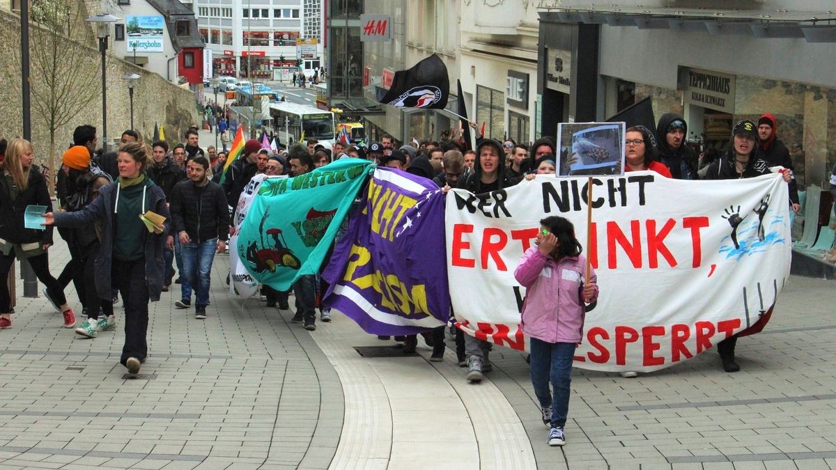 Rund 500 Teilnehmer schließen sich dem Demonstrationszug von der Siegerlandhalle in die Oberstadt an. Sie treten für ein „buntes Siegen“ ein.