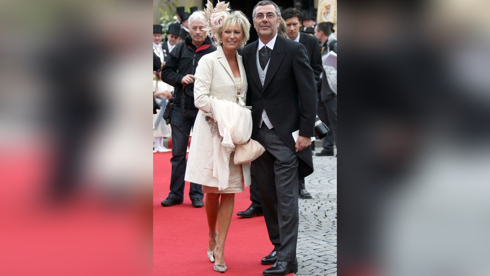 Weißes Kleid als Hochzeitsgast ist okay nur kein Sitzkleid