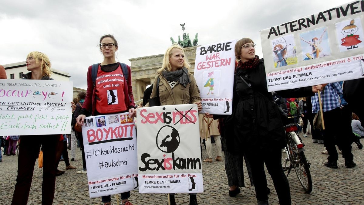 Frauen demonstrieren 2013 vor dem Brandenburger Tor gegen Sexismus.