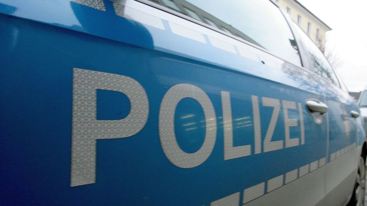 Eine 26-jährigen Haushaltshilfe soll mit Hilfe ihres Bruder und dem Ehemann eine Seniorin (80) überfallen haben.