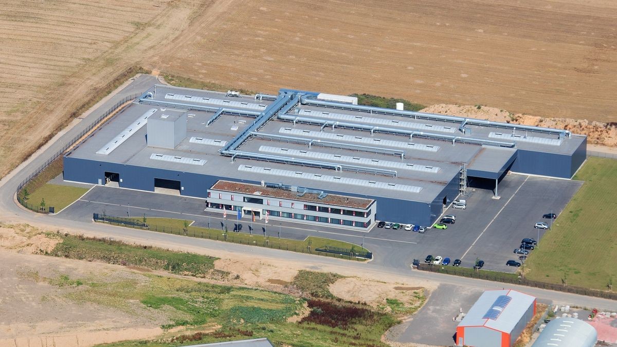 Eibach hat mit der Errichtung des neuen Produktionswerkes im Industriepark Wiethfeld, nur unweit vom Hauptsitz in Finnentrop entfernt, die mit Abstand größte Investition der gesamten Unternehmensgeschichte meistern können.