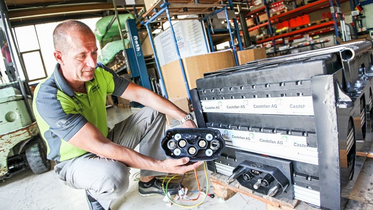 Hans-Georg Castellan hat ein System erfunden, das elektrischen Lastwagen theoretisch unbegrenzte Reichweite ermöglicht. Die Fahrer tauschen einfach die Batterie aus  und können ihre Fahrt fortsetzen.