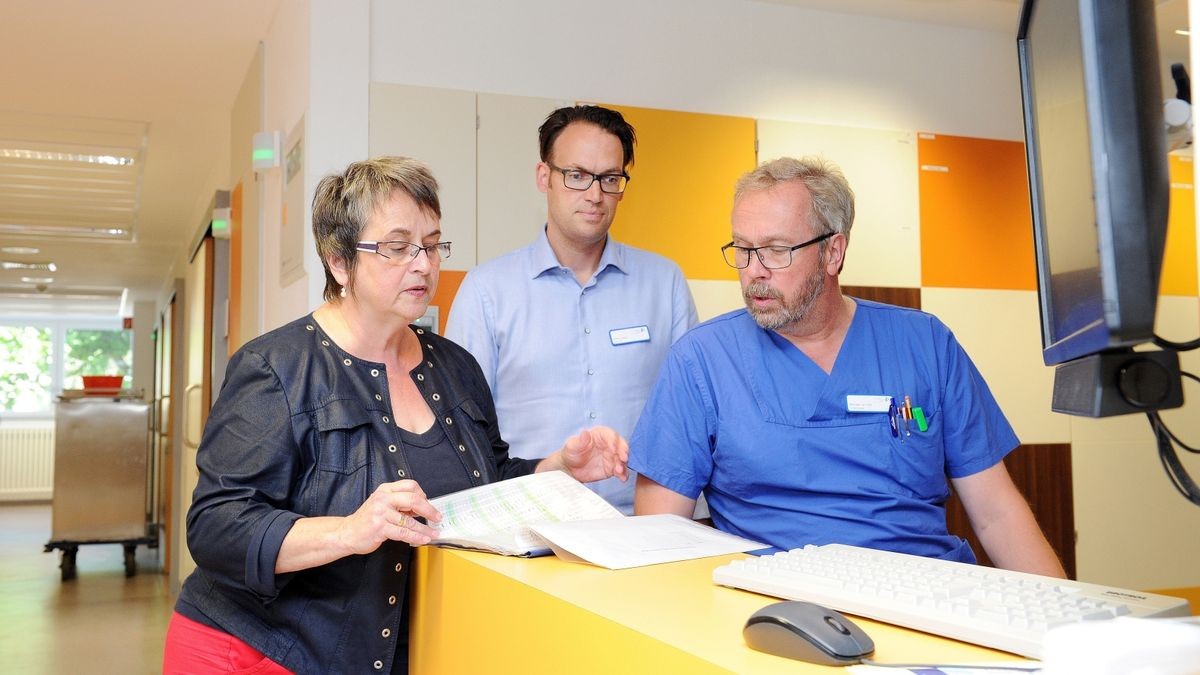 Sylvia Guth-Winterink (v.l.) und Armin Lustig sind stetig unter anderem mit Michael van Holt (Pflegeleitung Intensivstation) im Gespräch.