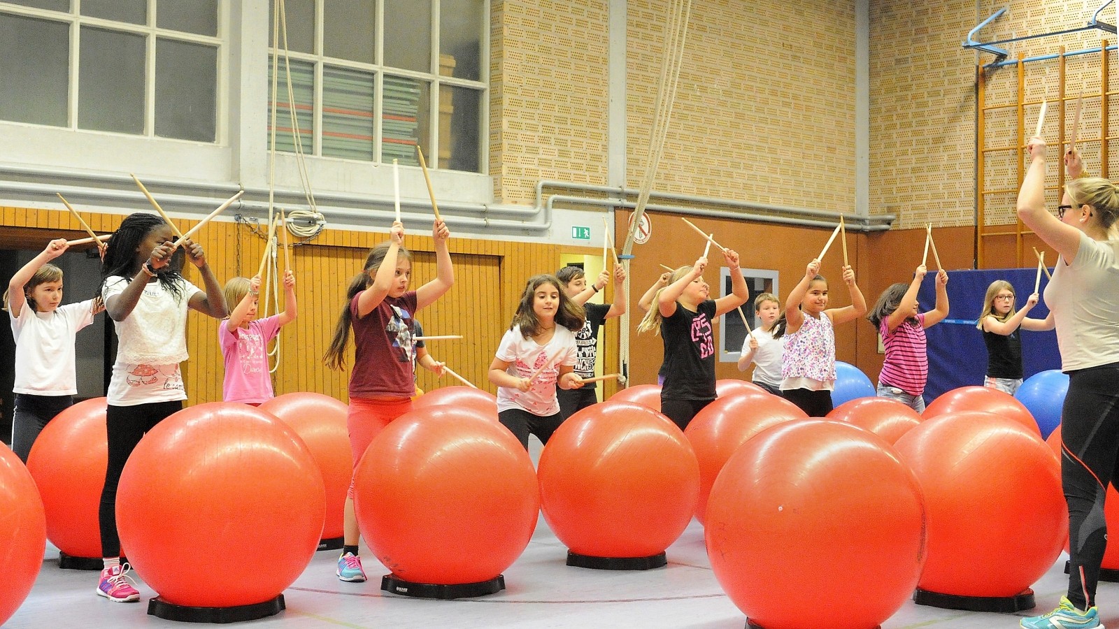 Schüler begeistern mit Drums Alive in der Grundschule Oberwinzerfeld