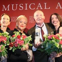 
Der frühere Intendant des Theaters des Westens, der Preisträger Helmut Baumann, mit den Musical-Sängerinnen Ruth Brauer-Kvam (r.), Daniela Ziegler (l.) und Angelika Milster
