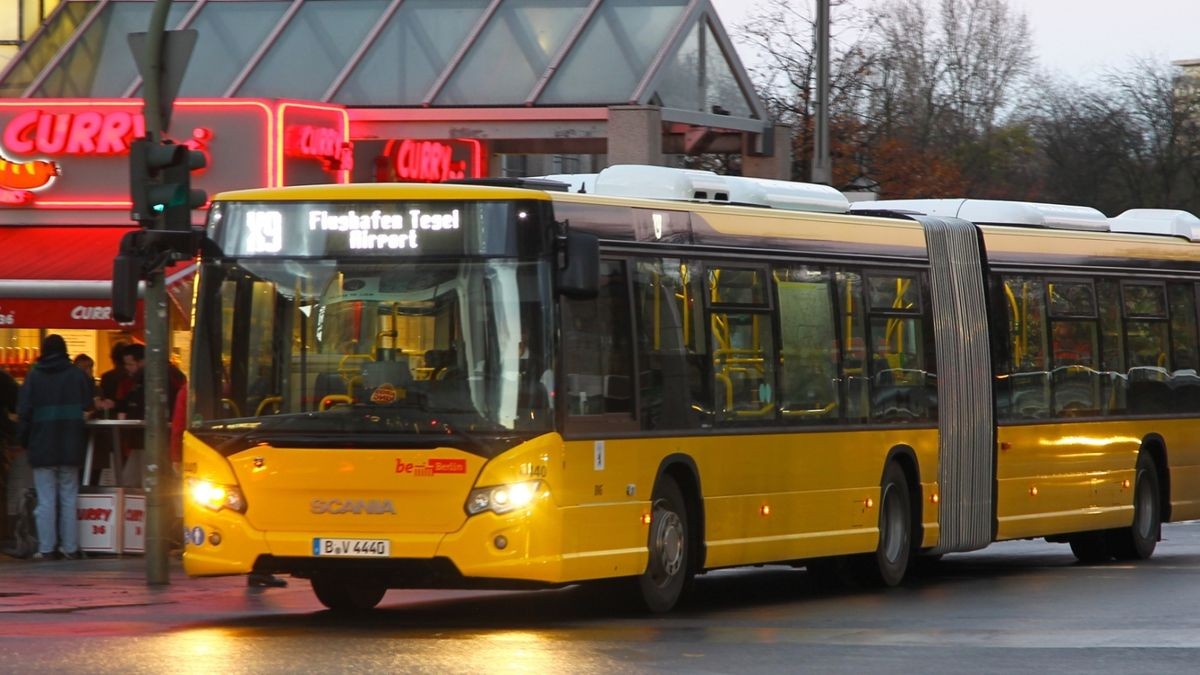 Mitfahren in Überlänge BVG nimmt 17 neue Busse in Betrieb