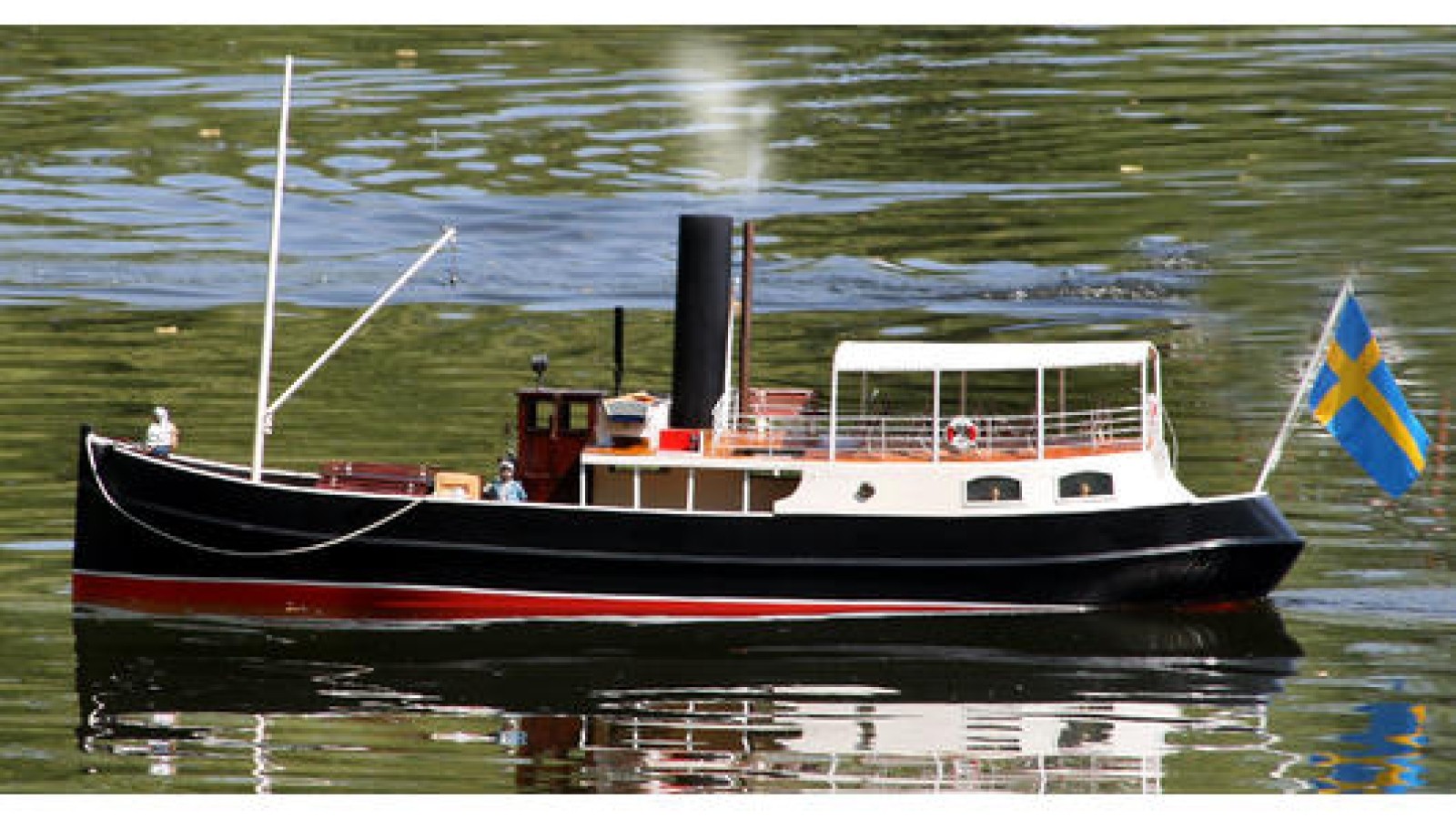 Modellboote ankern am Strand