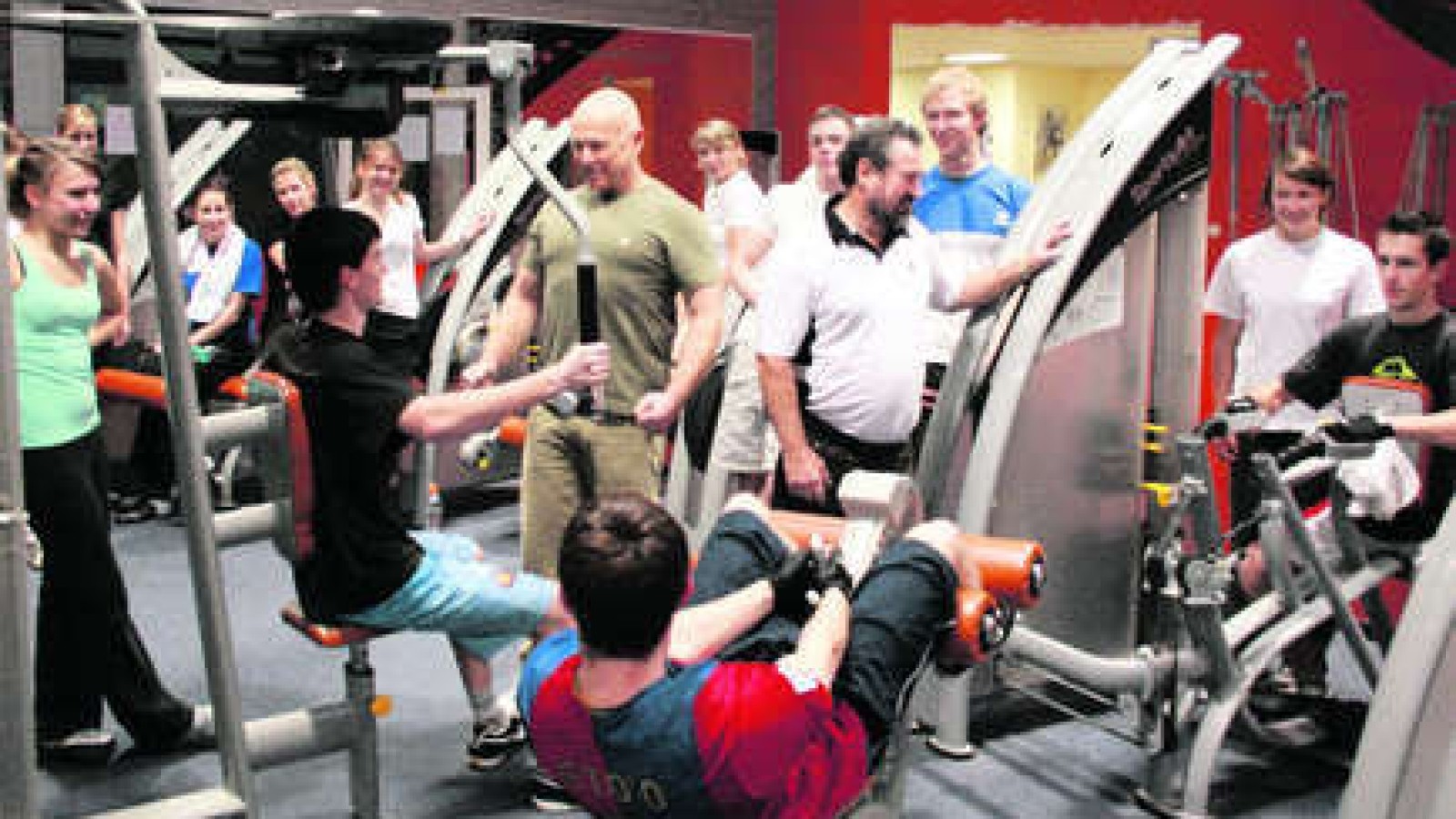 Schüler stählen im FitnessStudio ihre Muskeln