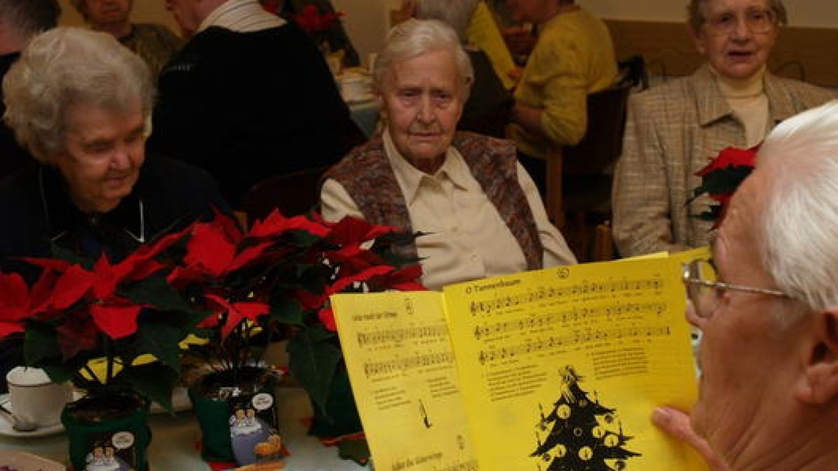 Ehrenamtler gestalteten Adventsfeier für Senioren