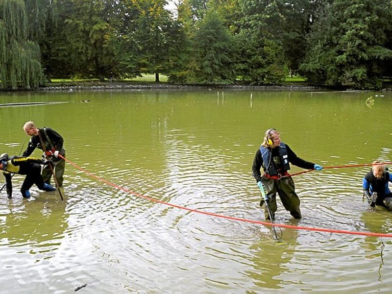 PolizeiTaucher suchen Tatwaffe im Teich