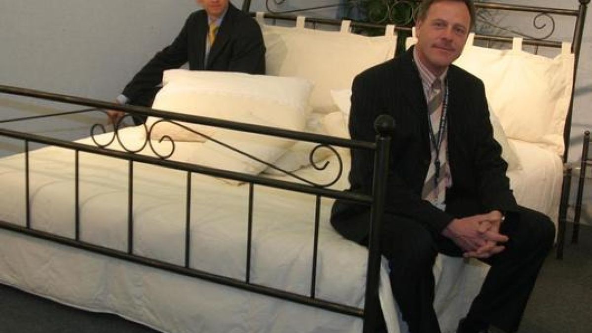 Die beiden Geschäftsführer Dr. Wolfgang Huske (li.) und Klaus Reffelmann bei der Möbel-Messe in Köln. Foto: Thomas Nitsche
