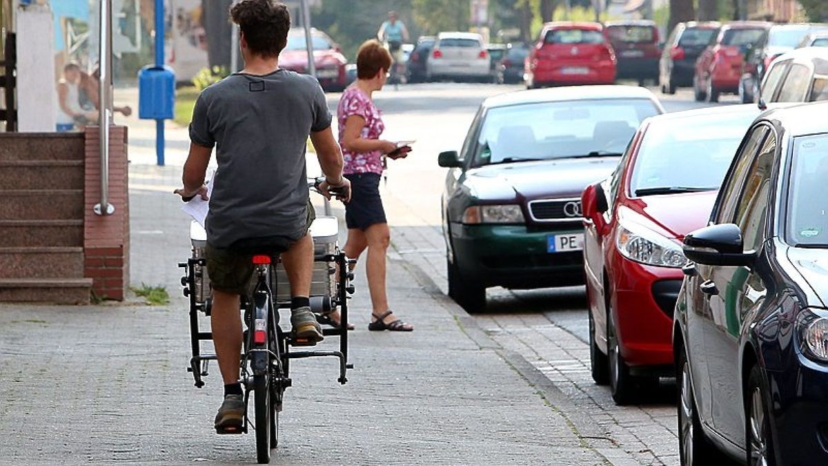 Fußgänger sauer Radfahrer fahren auf Gehweg