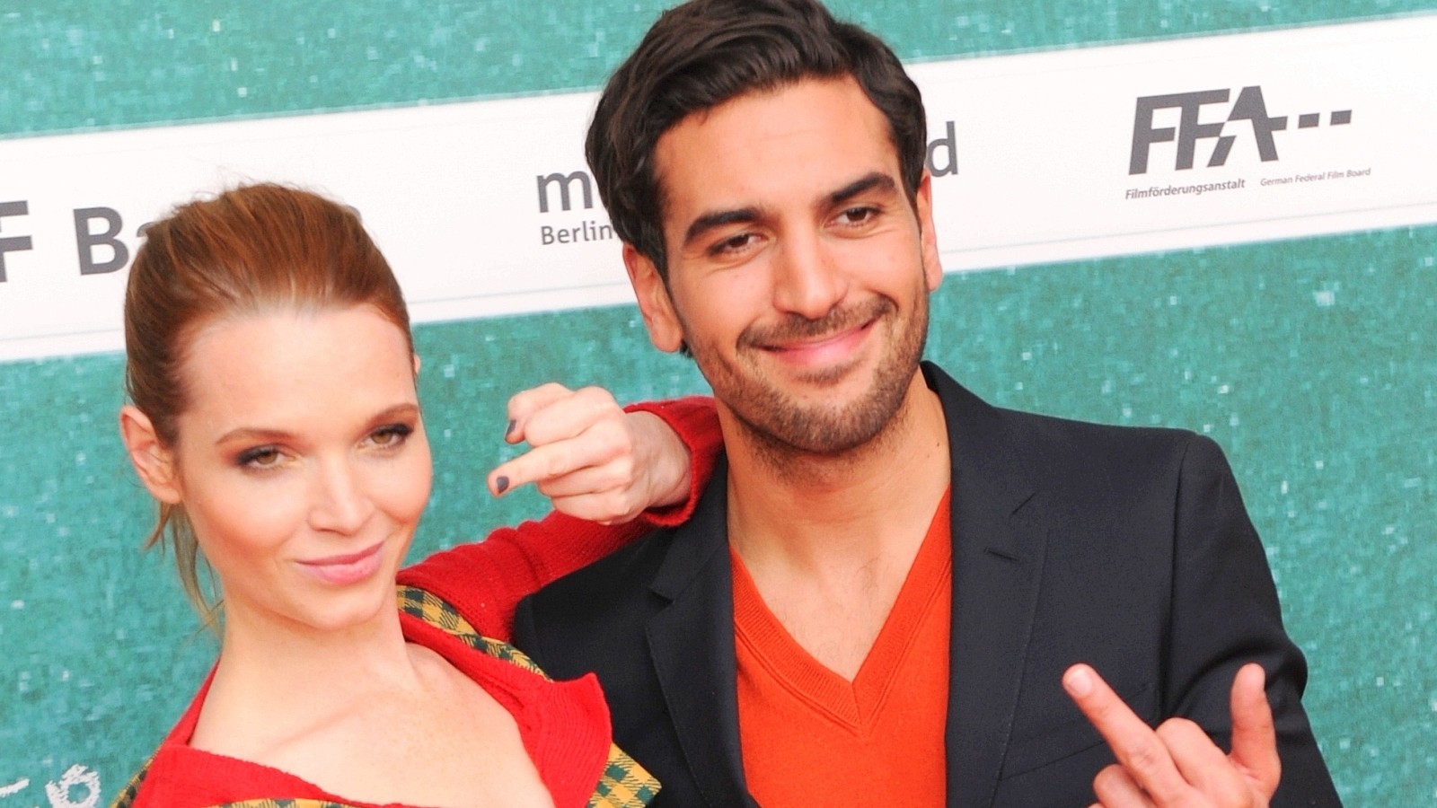 Porno birodar hammomda singlisini aygoqchi qiladi Mashhur va chizilgan porno komikslar