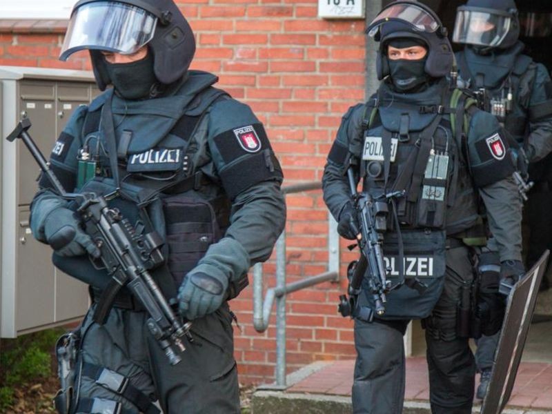 Mobiles Einsatzkommando stürmt Wohnung von Polizeischüler