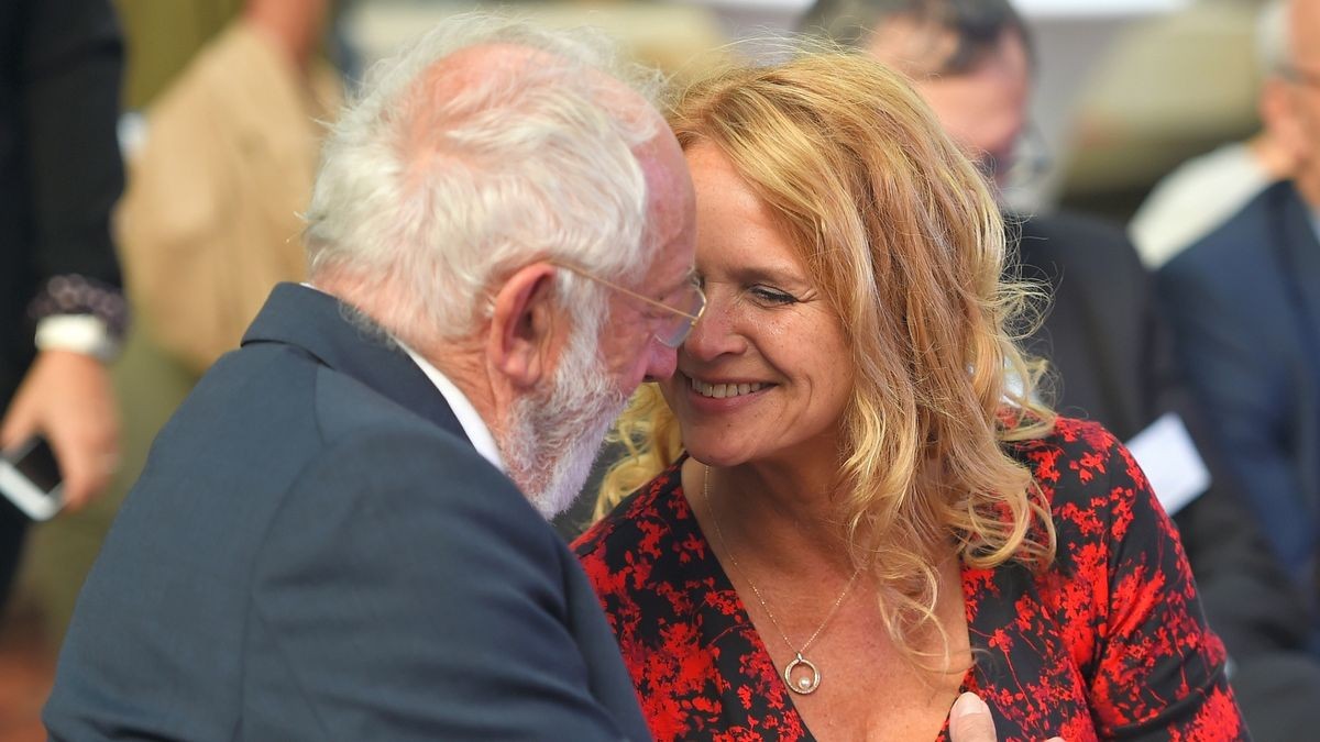 Der Schauspieler Dieter Hallervorden und seine neue Partnerin Christiane Zander Anfang Juli bei einem Sommerfest in Berlin. 