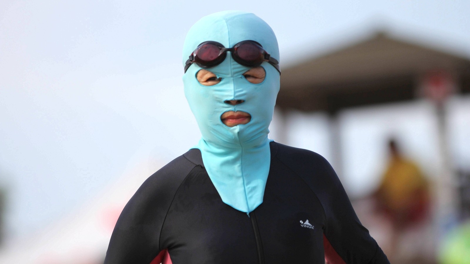 Facekini Asien trägt Gesichtsbikini