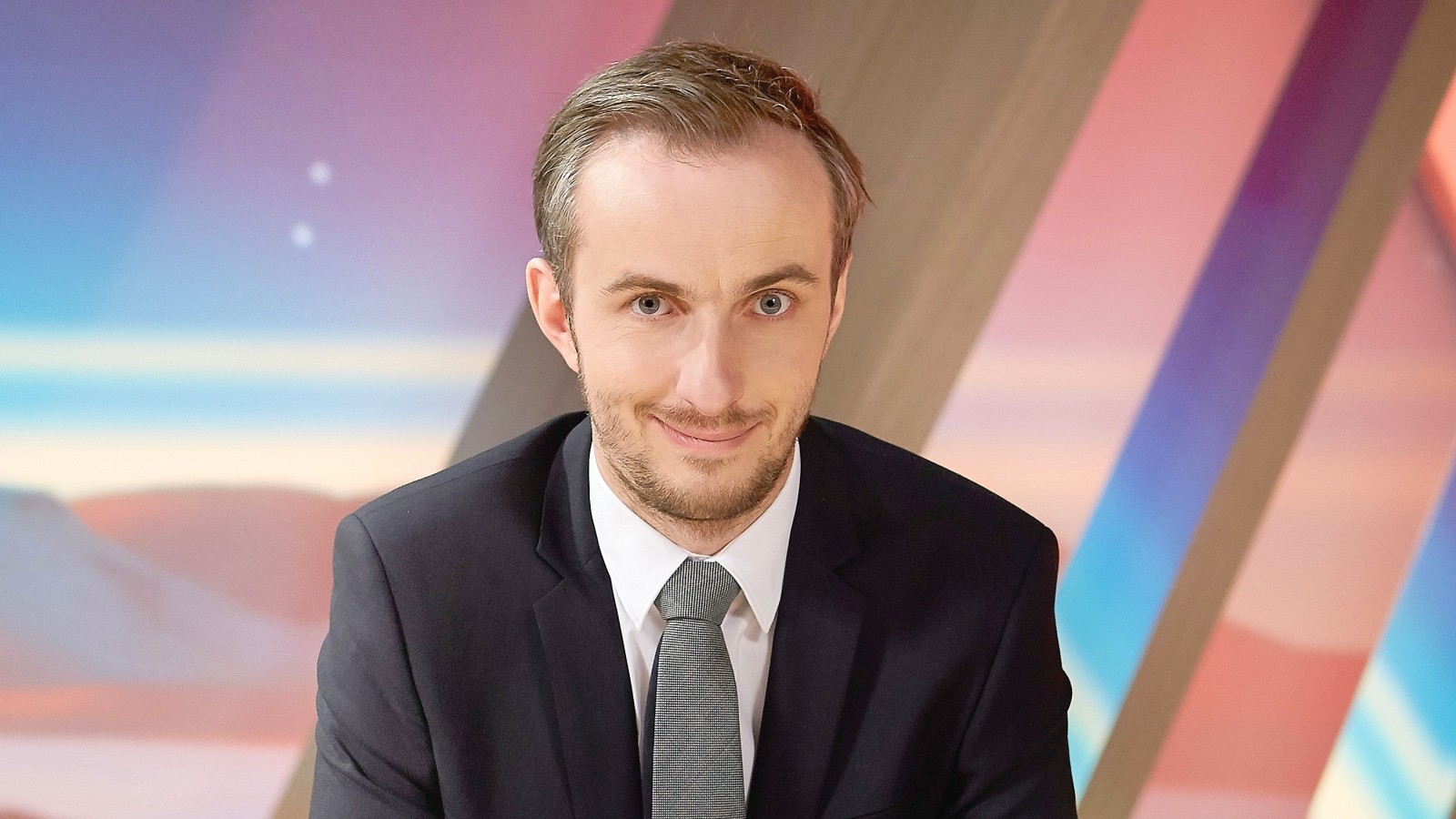 Jennifer Aßmus: Vom Kleinen Detmold Auf Jan Böhmermanns Sofa – So Hat Sie Es Gepackt! - 4mpuvhw
