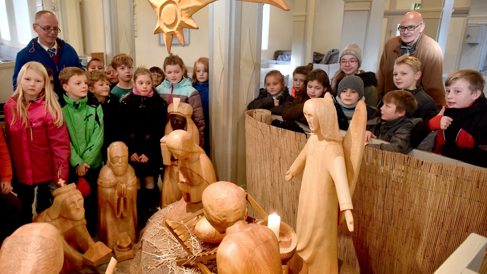 Kinder mögen neuen Engel für die Krippe