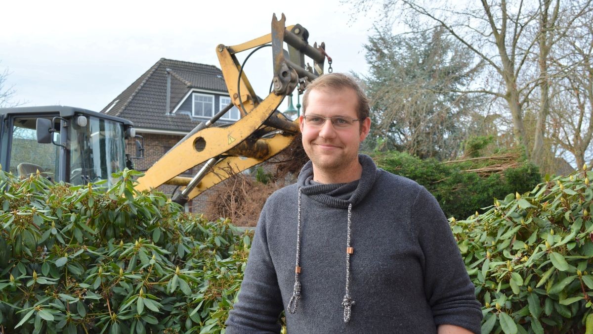 Sönke Zorn kann schon beim Blick aus seinem Büro entspannen: Er sieht direkt auf eine kleine Terrasse und einen Vorgarten. Grün ist es hier, die Straße davor eine ruhige Seitenstraße. Für den gebürtigen Tangstedter ist das nichts Besonderes im Büroalltag, denn er hat alles an einem Ort: den Hof, die familiären Bindungen, die eigene Firma. Bereits seine Eltern hatten einen landwirtschaftlichen Betrieb. Als selbstständiger Landschaftsgärtner erschließt er sich von hier aus auch den Hamburger Westen. „Wir sitzen hier mitten im Speckgürtel an der A 23 strategisch günstig“, sagt er. Rellingen liege „direkt vor der Tür“ und Pinneberg habe eine S-Bahn-Anbindung. Ruhe allerdings finde er dann in seiner Heimatgemeinde. Ins Gemeindeleben sei er einfach hineingewachsen, sagt Sönke Zorn, der sich in der Jugendfeuerwehr engagiert. „Man kennt sich eben hier aus.“ Dann ist da noch ein ganz wichtiger Faktor, der nicht zu unterschätzen ist: die Zufriedenheit. Dazu trägt nicht unwesentlich die wirtschaftliche Situation der Tangstedter bei. „Tangstedt hat eines der höchsten Pro-Kopf-Einkommen im Kreis Pinneberg“, weiß Gärtner Zorn.