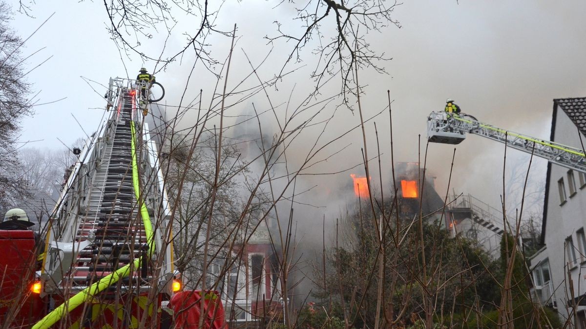 Schwarzer Freitag in Herdecke: An der Goethestraße brannte die denkmalgeschützte Villa Renckhoff mit Anbau vollständig aus