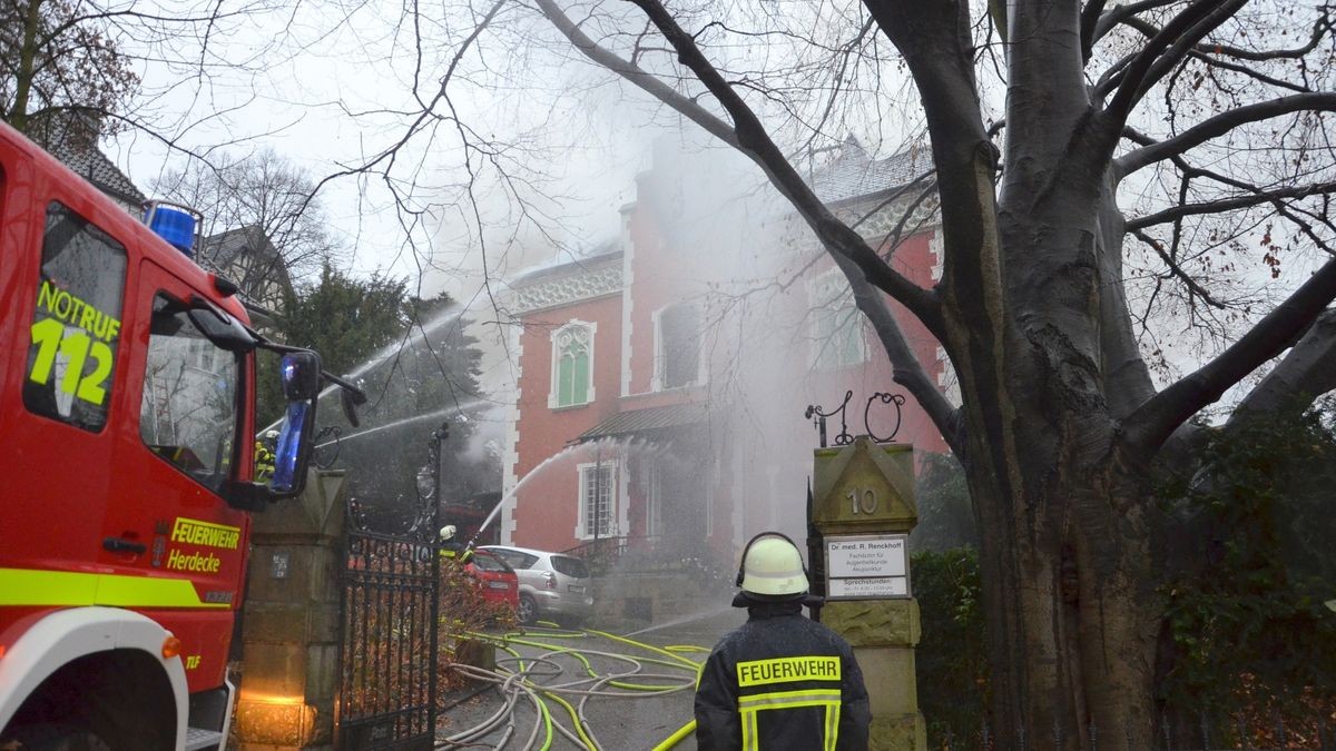 Schwarzer Freitag in Herdecke: An der Goethestraße brannte die denkmalgeschützte Villa Renckhoff mit Anbau vollständig aus