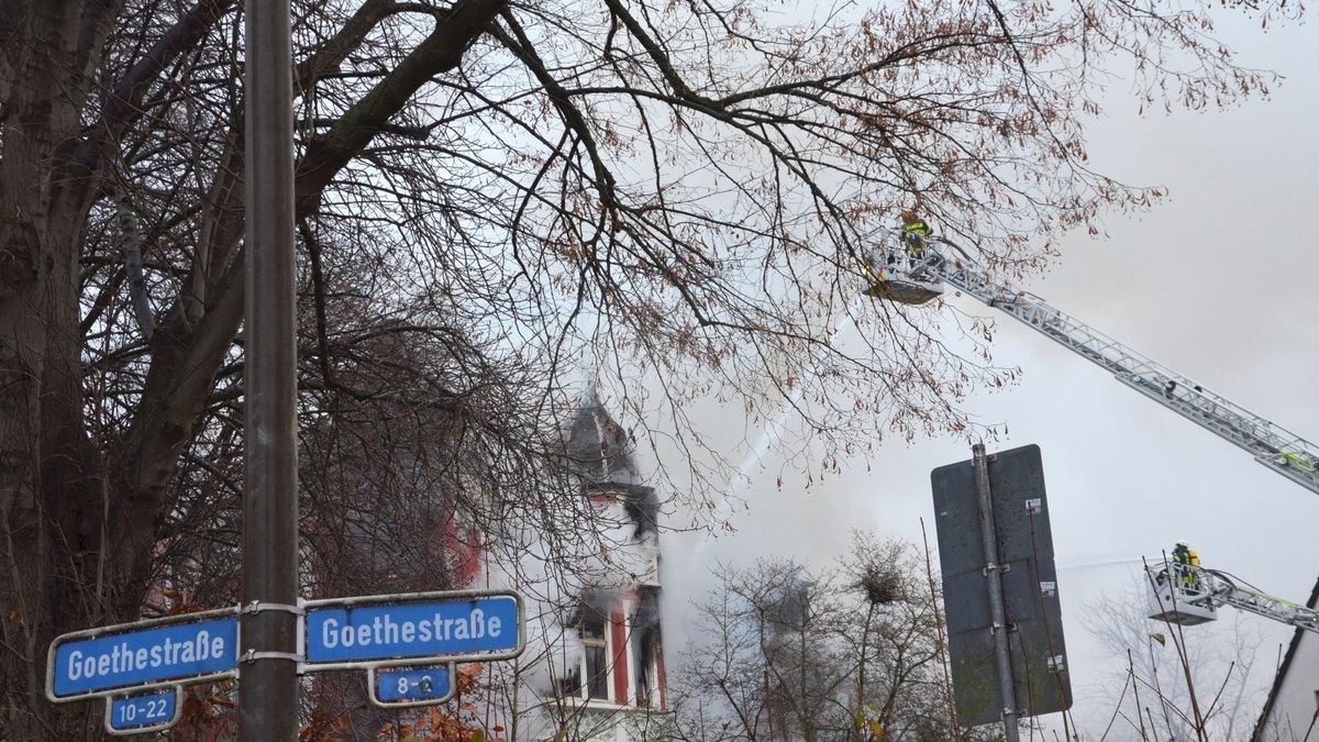 Schwarzer Freitag in Herdecke: An der Goethestraße brannte die denkmalgeschützte Villa Renckhoff mit Anbau vollständig aus